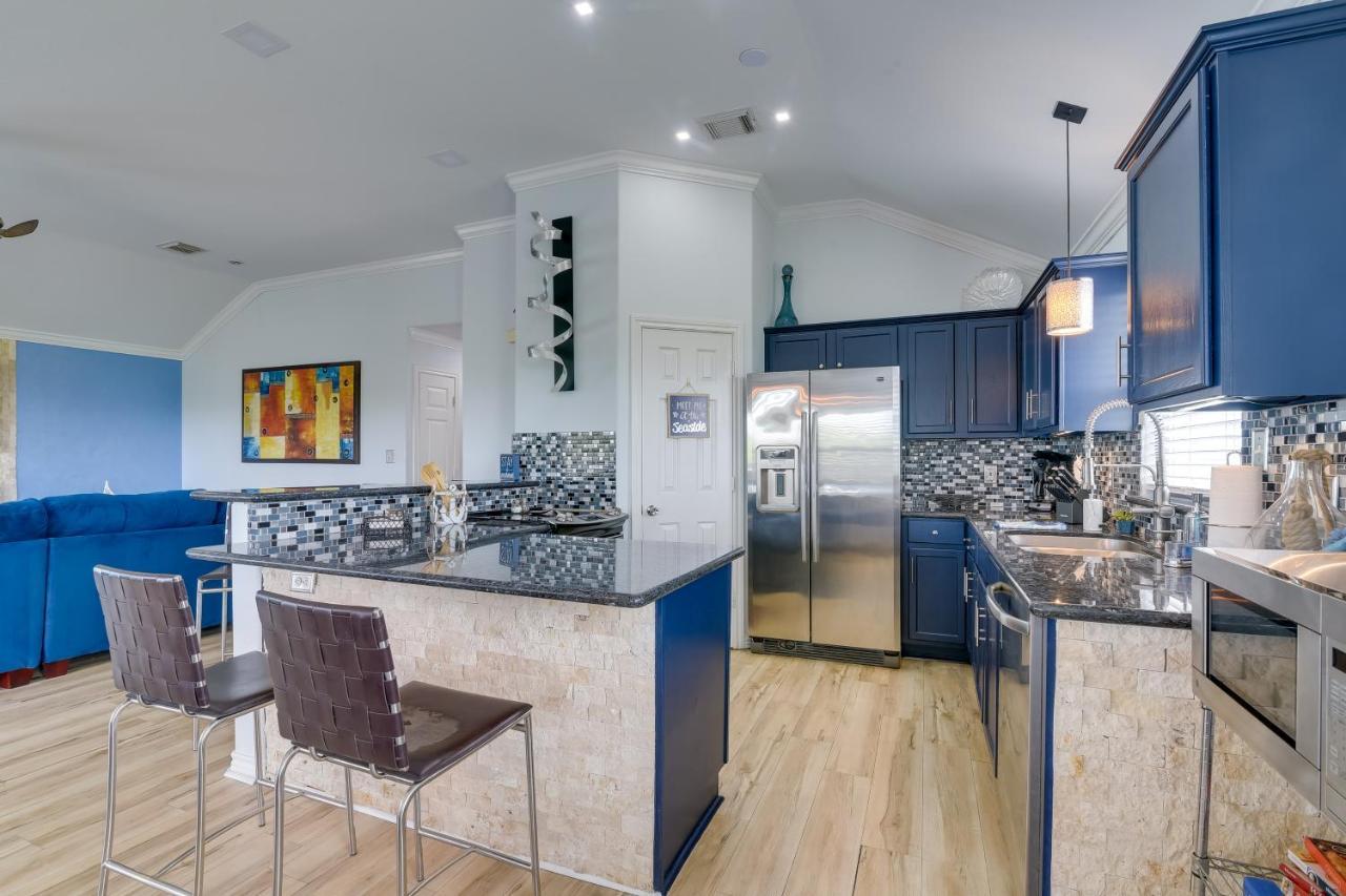 Galveston Escape With Entertainment Patio And Deck! Βίλα Εξωτερικό φωτογραφία