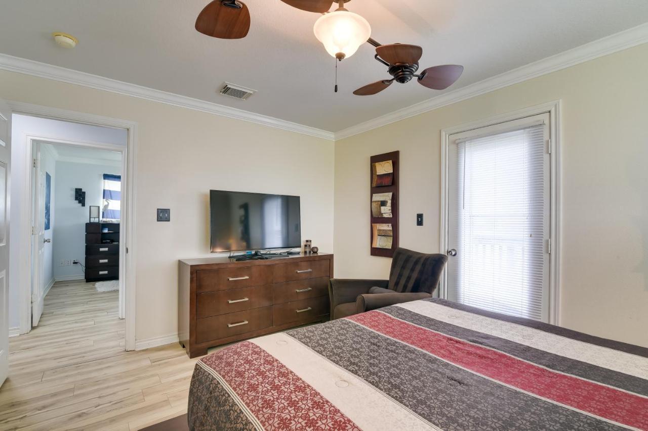 Galveston Escape With Entertainment Patio And Deck! Βίλα Εξωτερικό φωτογραφία