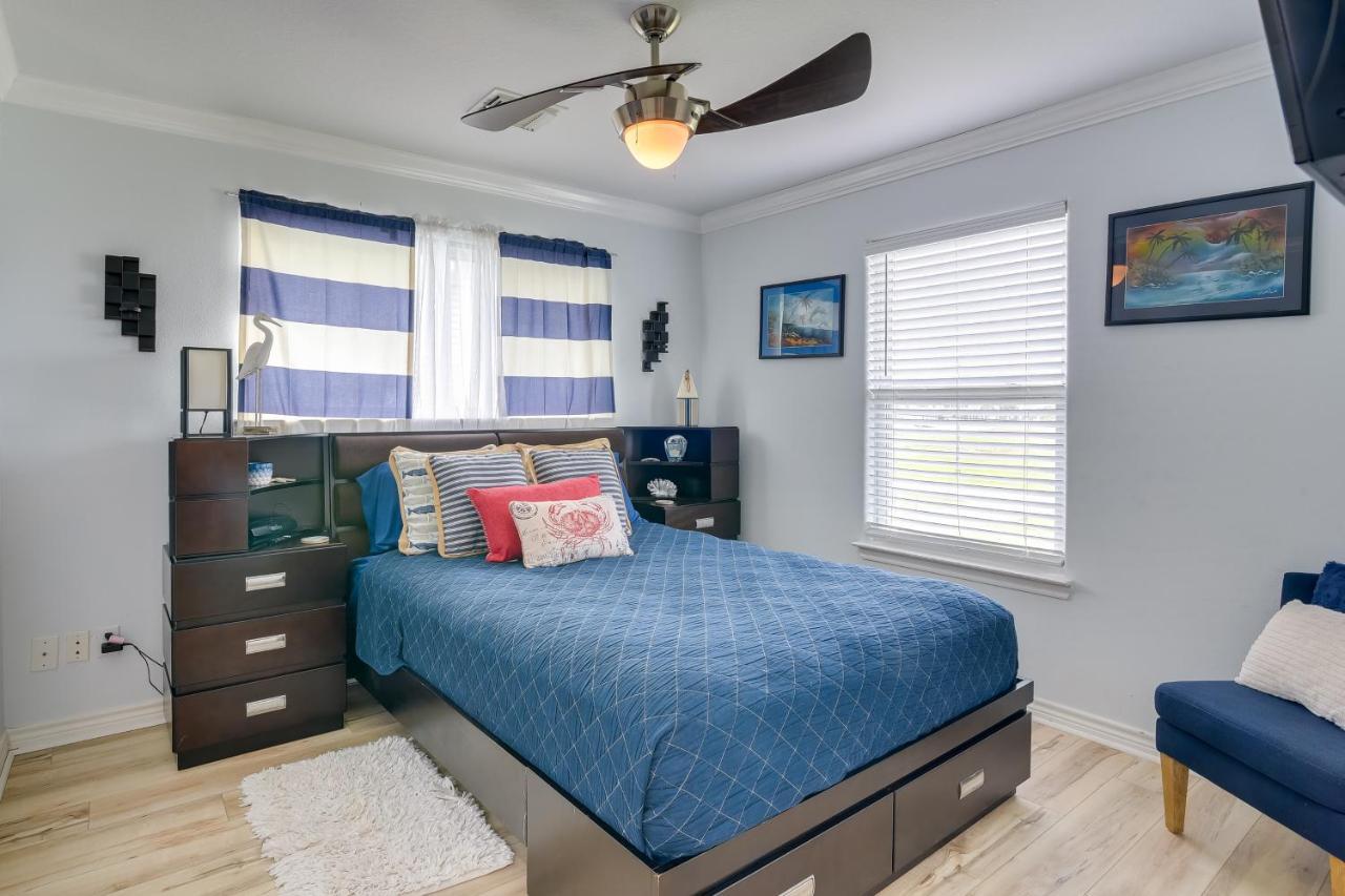 Galveston Escape With Entertainment Patio And Deck! Βίλα Εξωτερικό φωτογραφία